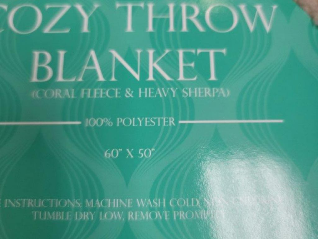 49418 - COZY Throw Blanket ( 60 x50) USA